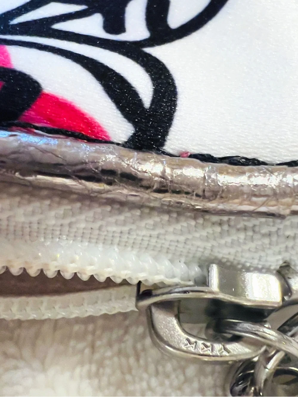 🩷Coach White Floral Wristlet with Red Accents💚